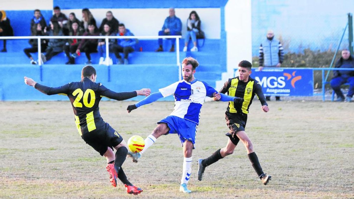 Una jugada del partido entre el Torres de Segre y el Pardinyes B.