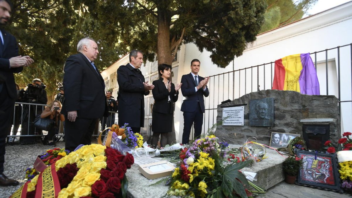 El presidente del Gobierno descubrió una placa conmemorativa en la tumba de Antonio Machado.
