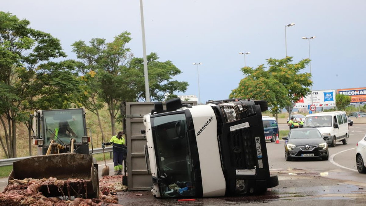 Imagen del camión volcado en la LL-11.