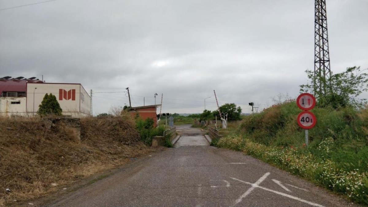 El paso a nivel del polígono de Balaguer que se suprimirá.
