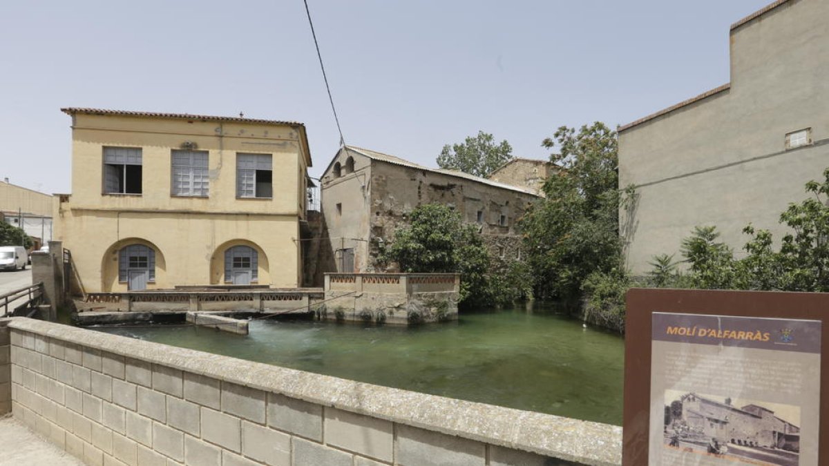 El molí medieval, la teulada del qual s’ha enfonsat parcialment.