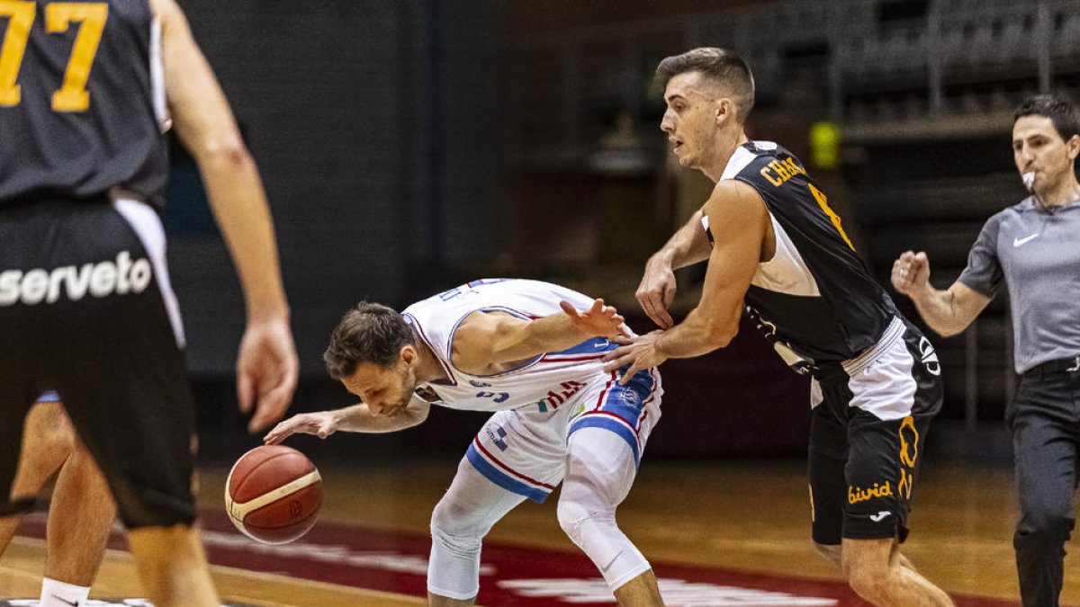 Adrián Chapela pressiona Pedro Llompart, un dels jugadors més destacats de l’Alacant.