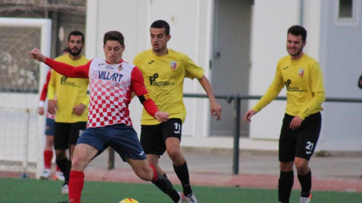 Isaac está a punto de golpear un balón tras dejar atrás a varios rivales.