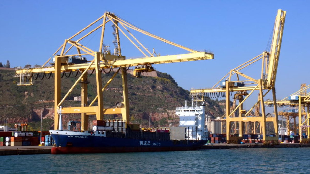 Un barco de carga en el puerto de Barcelona, uno de los líderes del Estado.