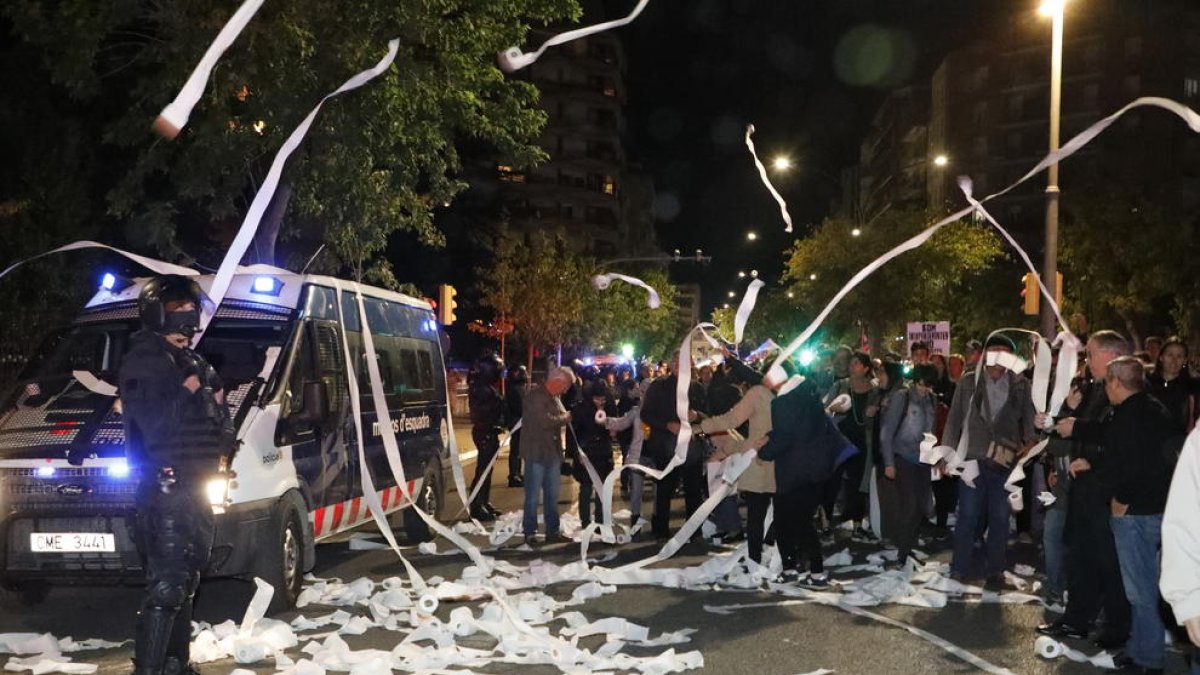 Moment en què els manifestants llancen paper de vàter a la comissaria de la Policia Nacional.