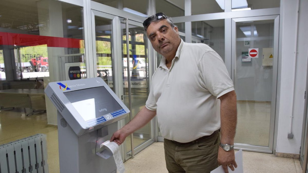 Un vecino de Andorra utilizando el nuevo sistema de devolución del IVA en La Farga de Moles.