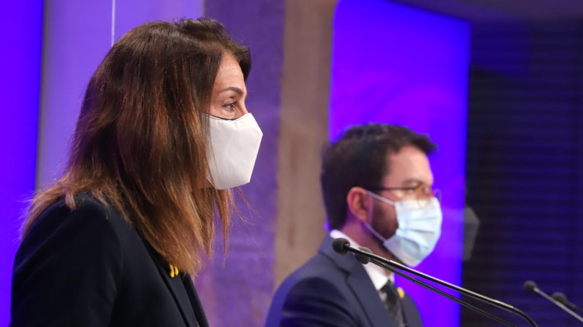 La consellera de Presidencia, Meritxell Budó, y el vicepresidente de la Generalitat con funciones de presidente, Pere Aragonès.
