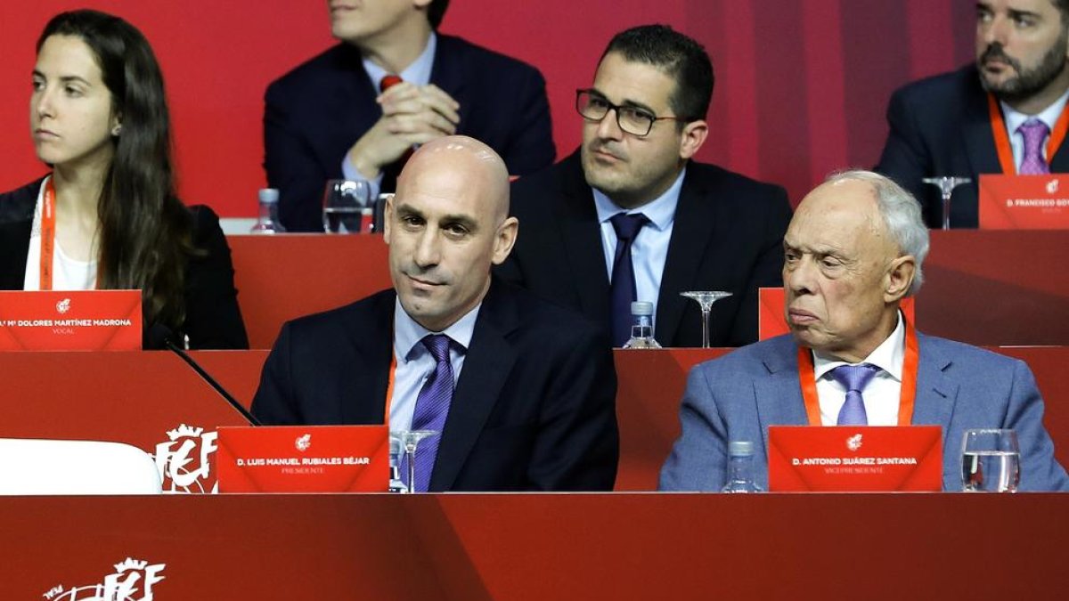 Suárez Santana, al lado de Rubiales en una asamblea de la RFEF.