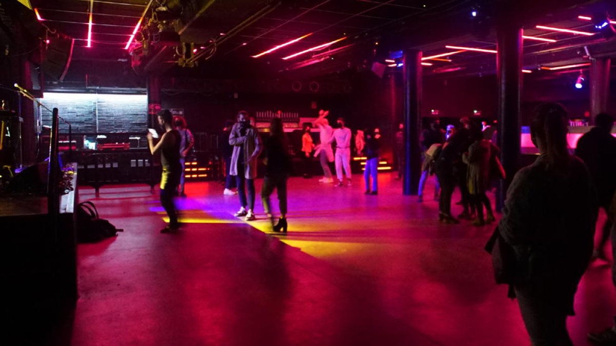 Los asistentes al acto no tuvieron que mantener las distancias de seguridad entre ellos.