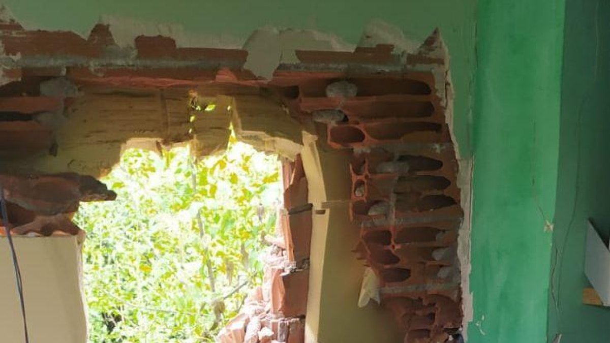 La roca d'un talús travessa la paret d'una casa a Gerri de la Sal