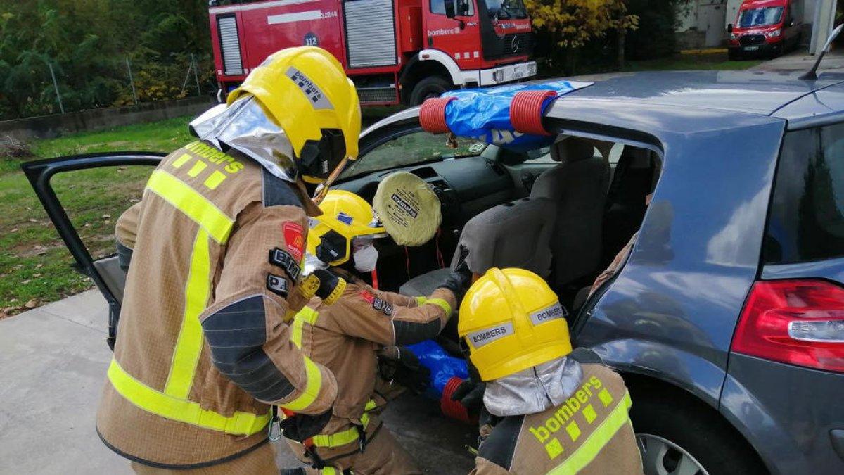 Bomberos de Lleida y La Seu hicieron ayer prácticas de rescate.