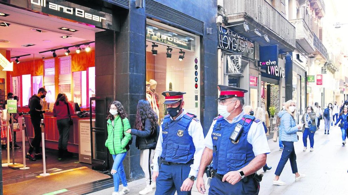 Dos mossos patrullant per l’Eix Comercial.