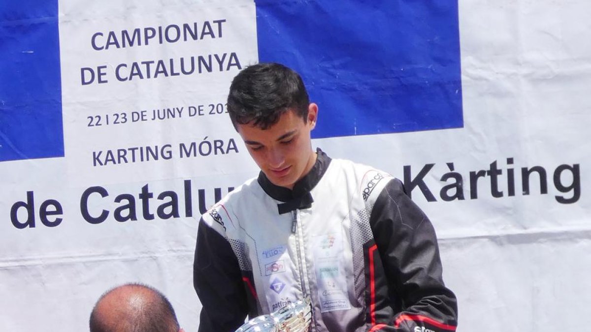 Samuel Bean, con los dos trofeos conquistados en Mora.