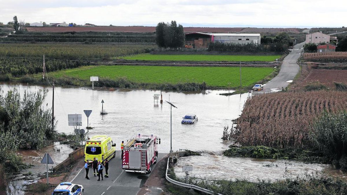 El vehículo que quedó atrapado ayer en la carretera de Vilanova de la Barca.