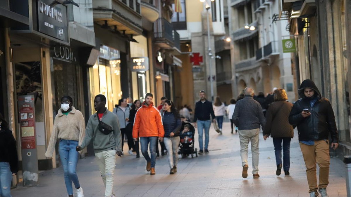 Imagen de personas que ayer por la tarde paseaban por el Eix Comercial.