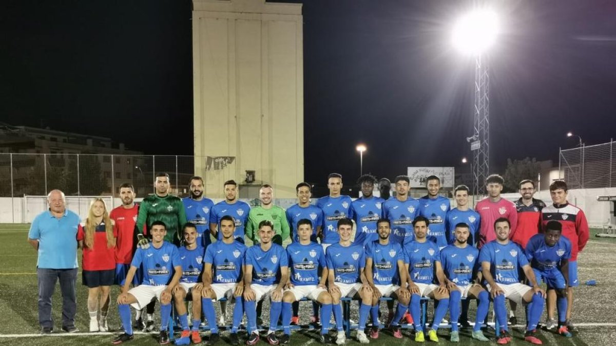 La plantilla y cuerpo técnico del Alcarràs con el entrenador Jordi López, el preparador físico Eric Ropero y el analista Adrià Peláez.
