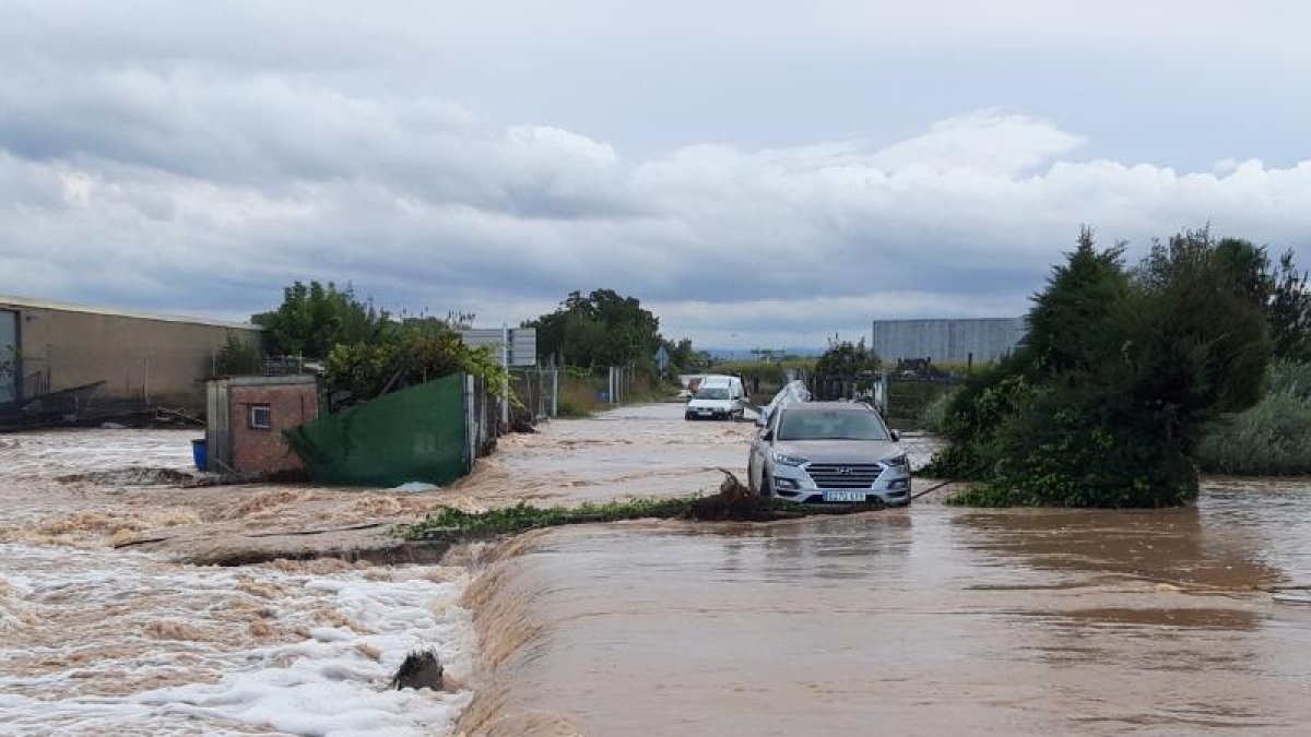 Imagen de vehículos atrapados el miércoles en uno de los accesos a Miralcamp.