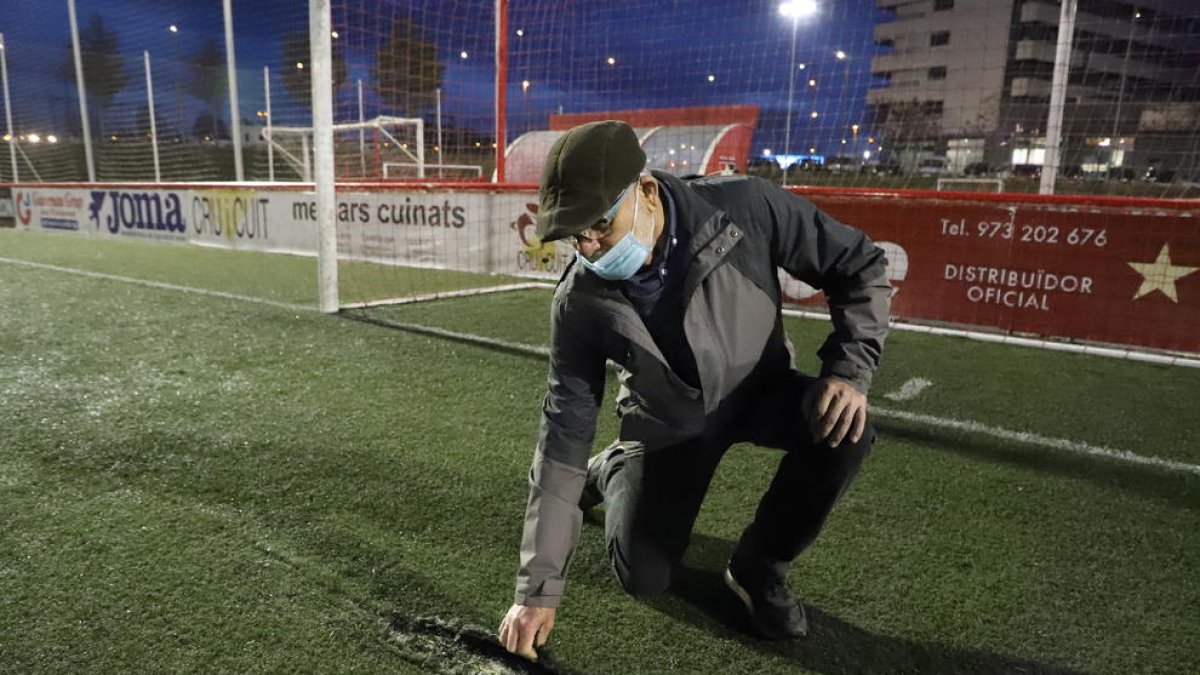 Un membre de l’Atlètic Segre mostra una de les zones en pitjor estat del camp.
