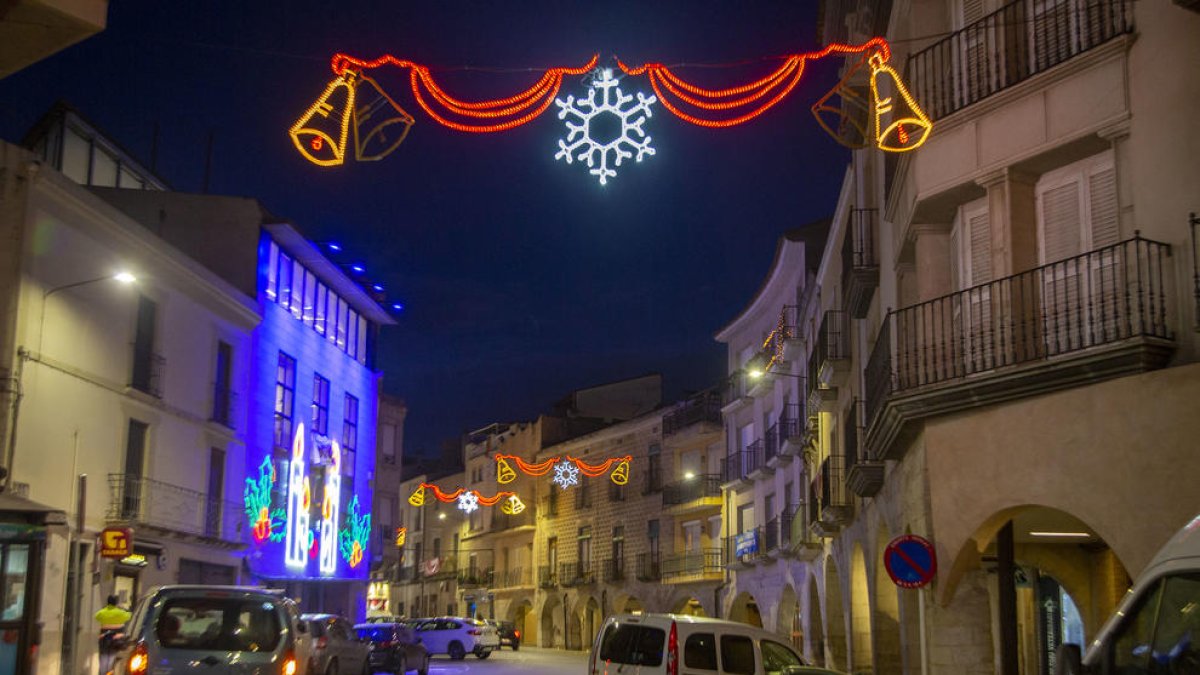 Una calle decorada con luces navideñas y vacía en Bellpuig.