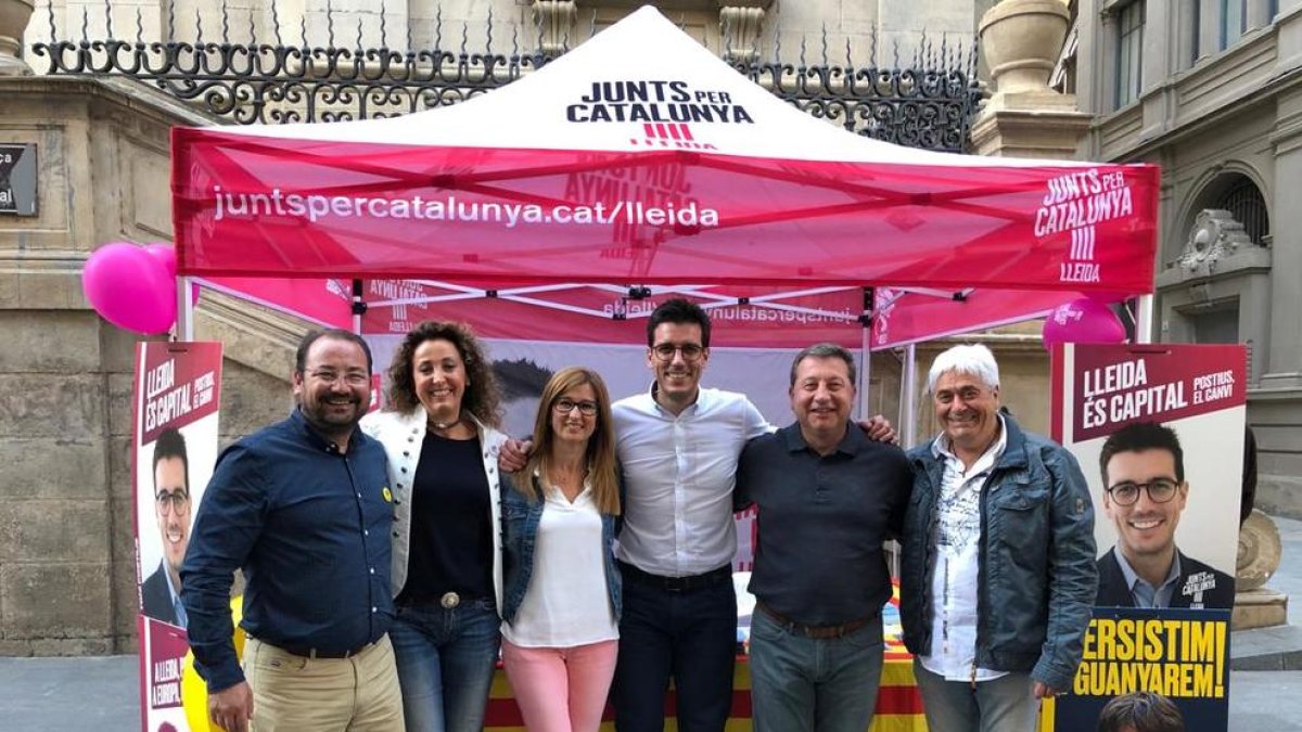 Membres de la candidatura de JxCat en un estand ahir a la plaça de la Catedral.