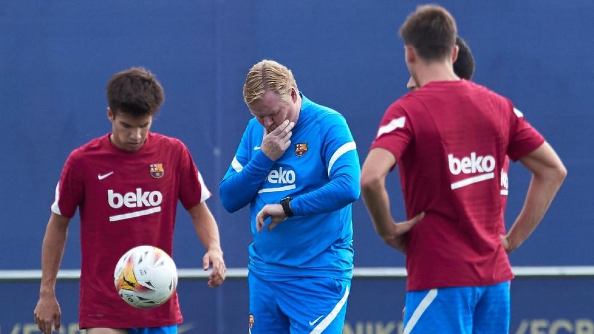 Ronald Koeman, ahir durant l’entrenament de la plantilla.