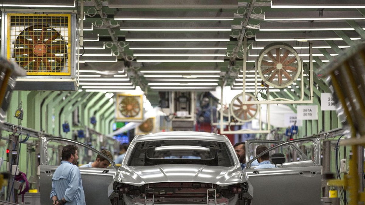 Imatge d’arxiu d’una planta de muntatge de turismes.