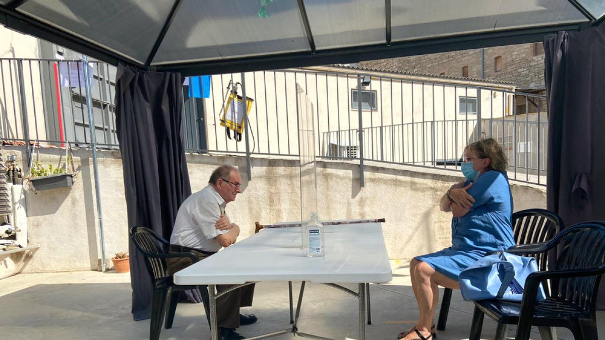 Imatge d’arxiu d’una visita en una residència de Tàrrega.