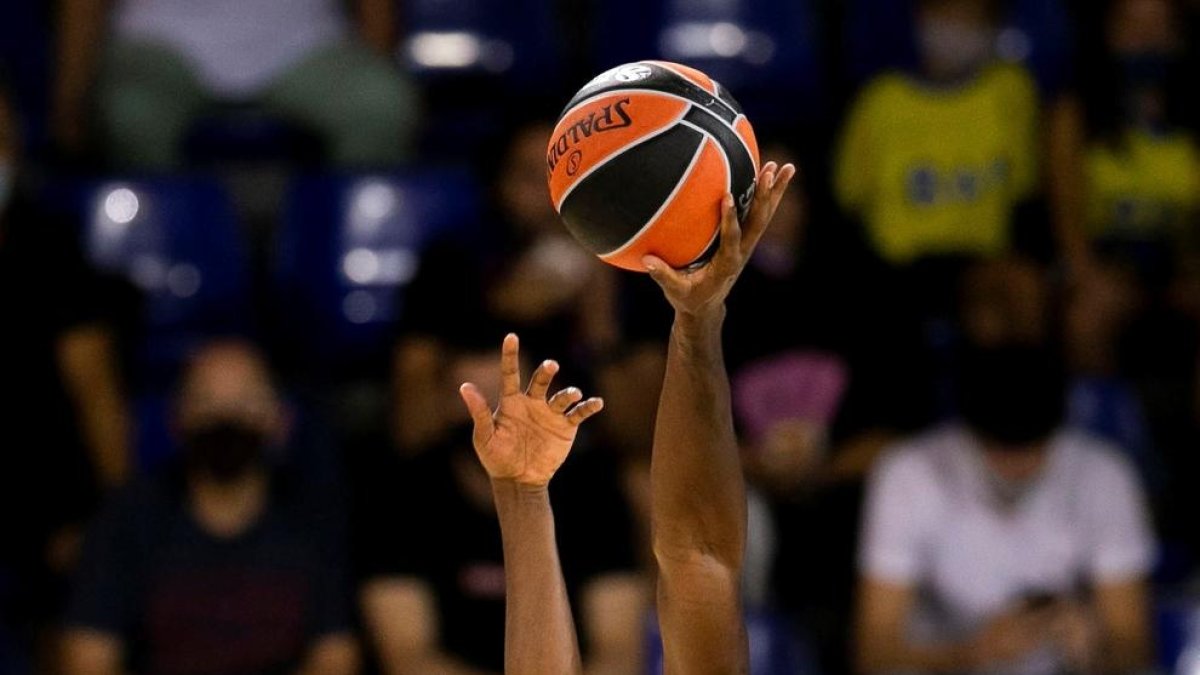 Nigel Hayes intenta palmejar davant la defensa de Jaleen Smith.