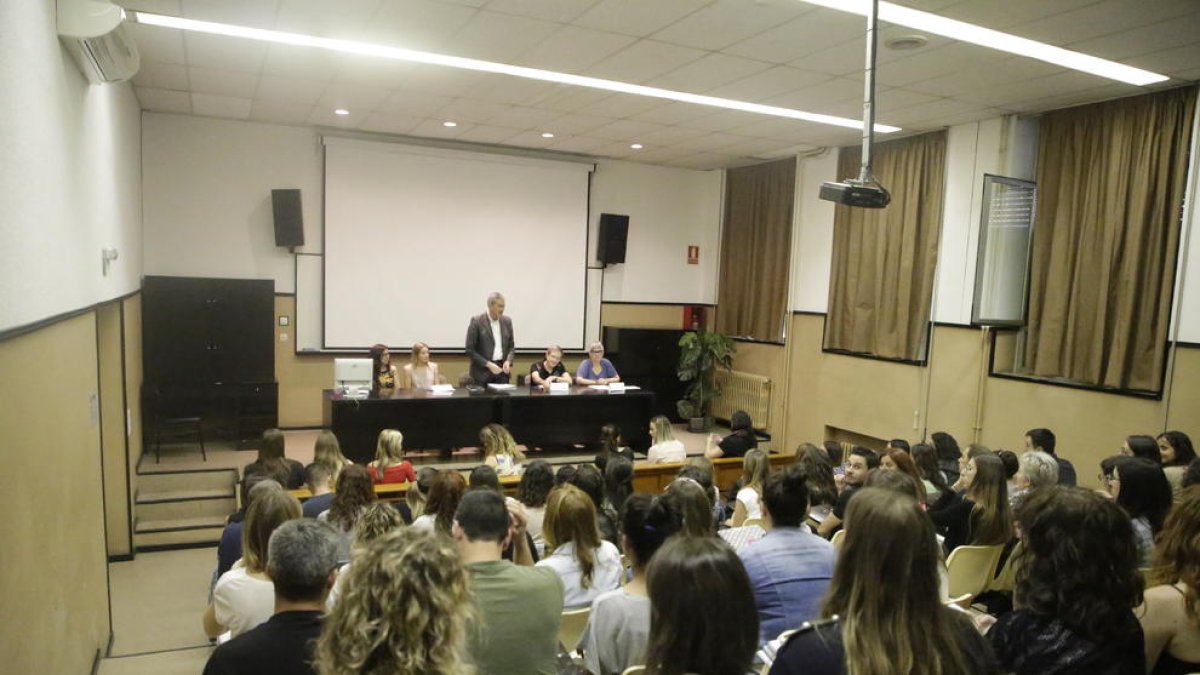 Inicio de las últimas oposiciones en un instituto de Lleida.