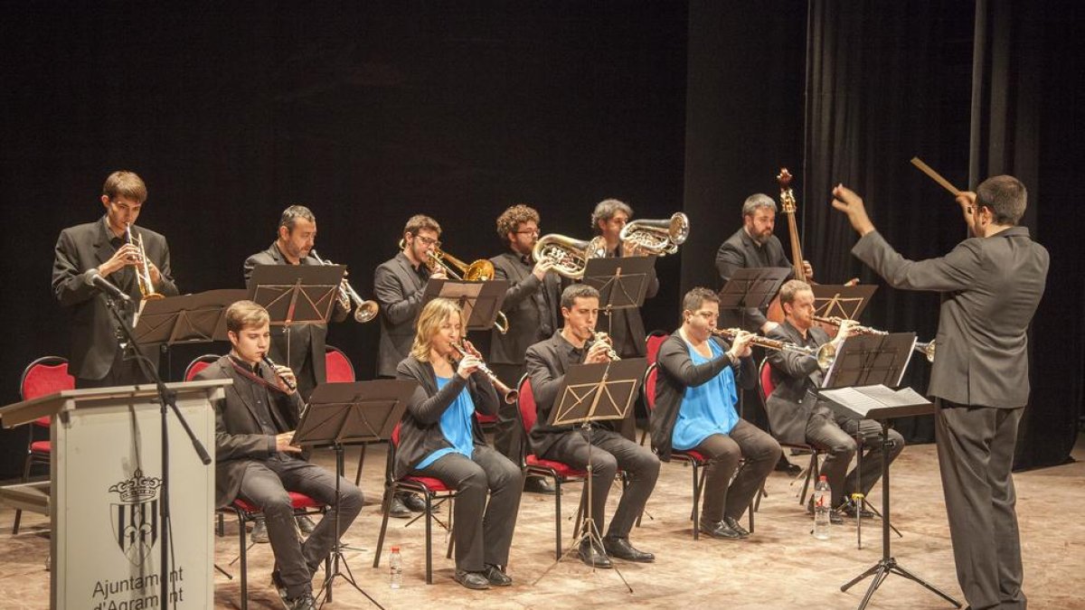 Músics de la Cobla Jovenívola durant el concert.