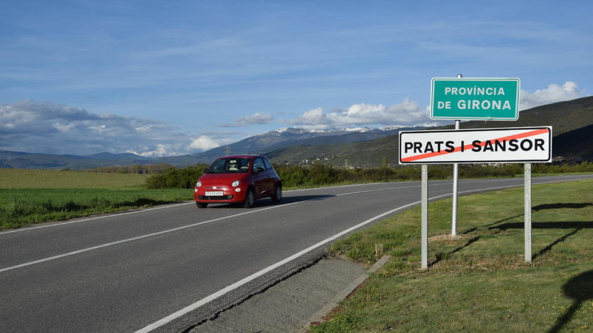 El municipi de Prats i Sansor marca el límit administratiu entre la Cerdanya lleidatana i la de Girona.