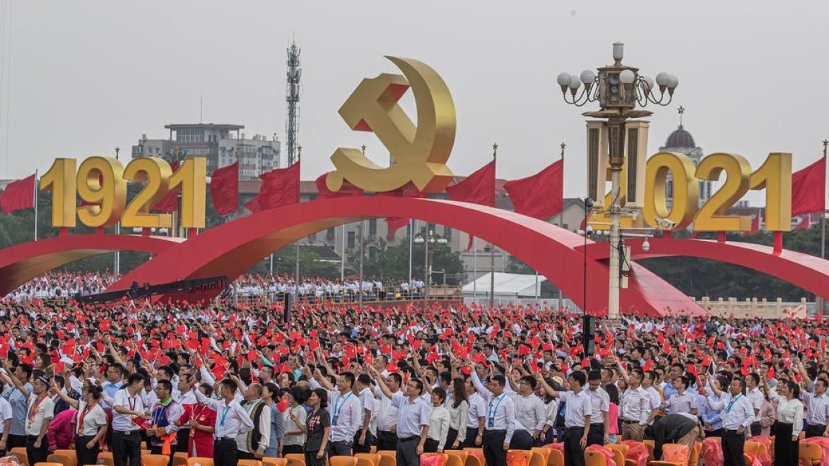 Milers de persones van omplir la plaça Tiananmen per commemorar el centenari de la fundació del partit Comunista de la Xina.