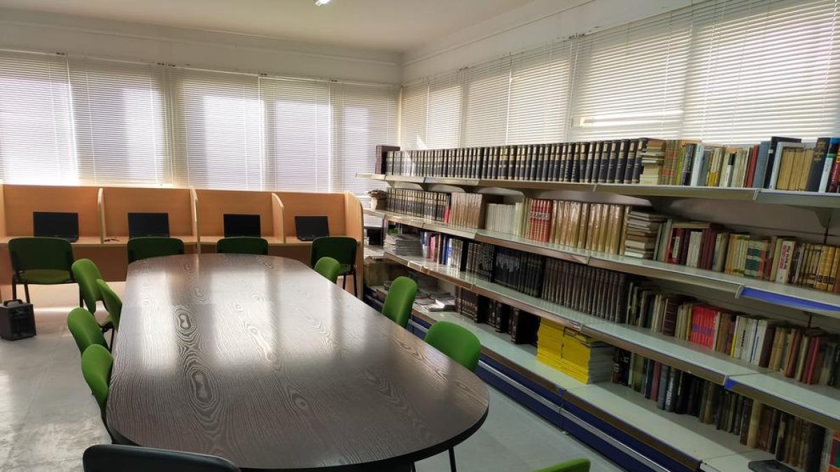Las nuevas instalaciones con los 1.300 libros.