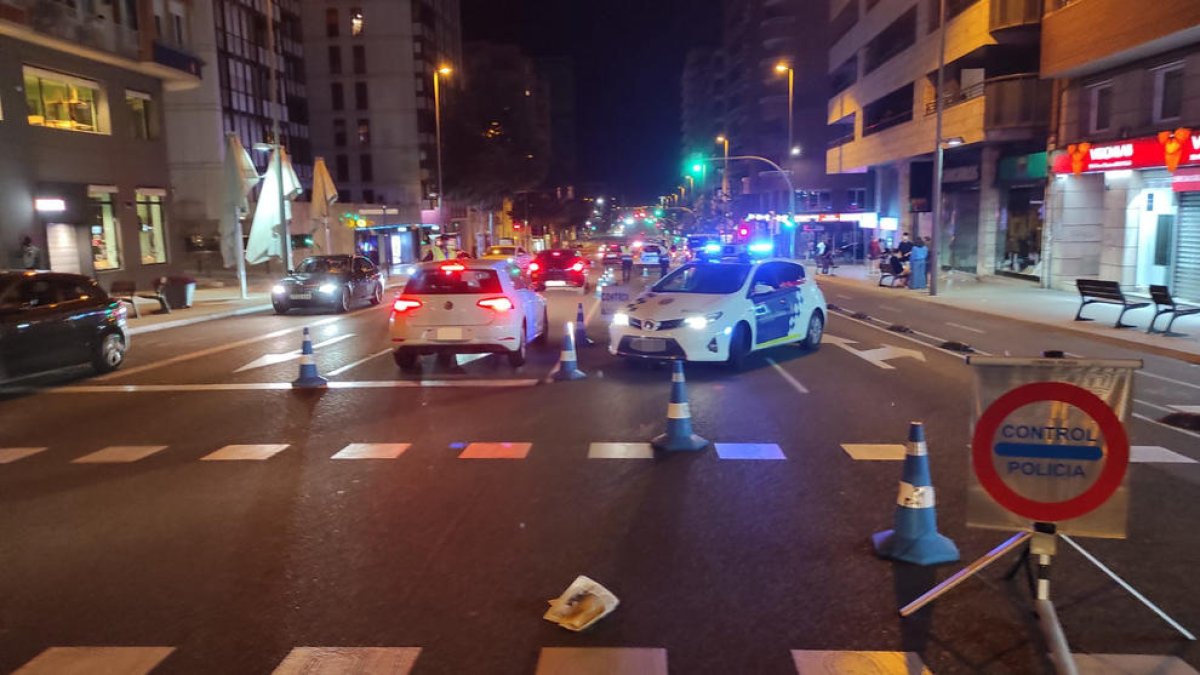 Uno de los controles de alcoholemia de la Guardia Urbana durante el fin de semana.