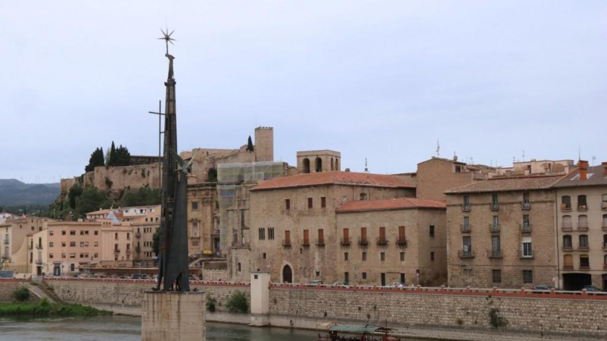 El monumento se encuentra situado en el cauce del río Ebro.