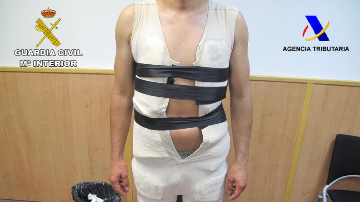 Detenido un pasajero con 6 kilos de 'coca' en una faja