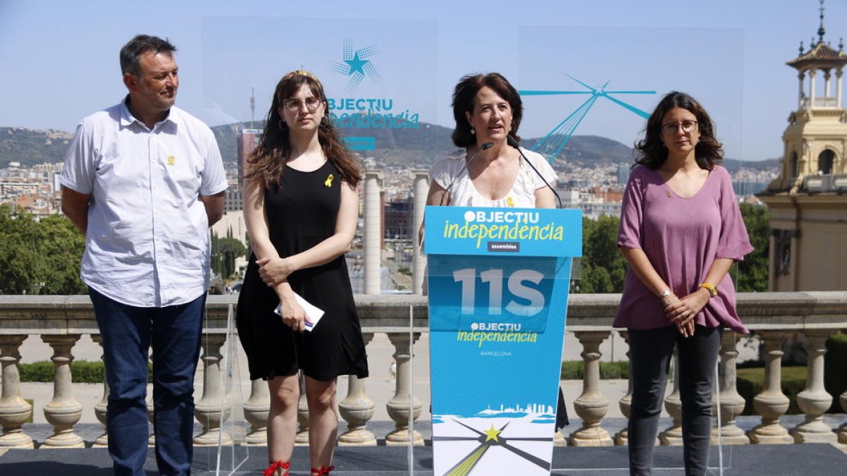 La presidenta de la ANC, el presidente de AMI y miembros de Òmniun Cultural durante la presentación.