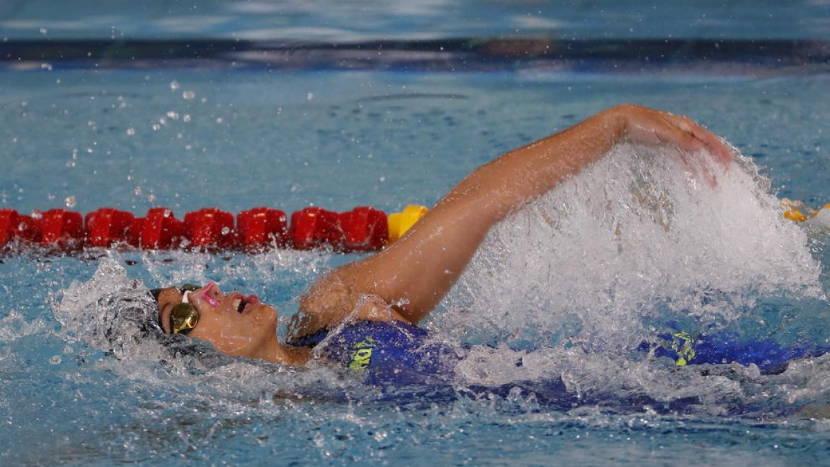 Una nadadora entrena en una piscina.