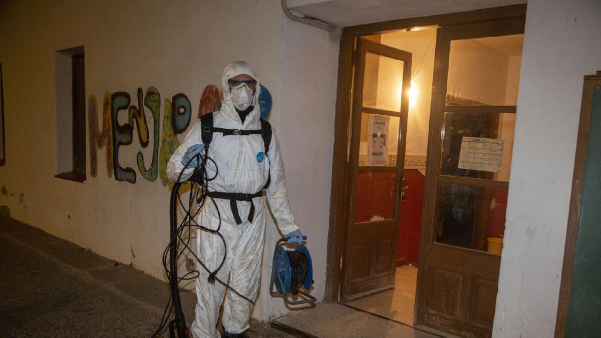 Una empresa especialitzada va desinfectar amb nebulitzador l’escola i la llar d’infants de Sant Martí.