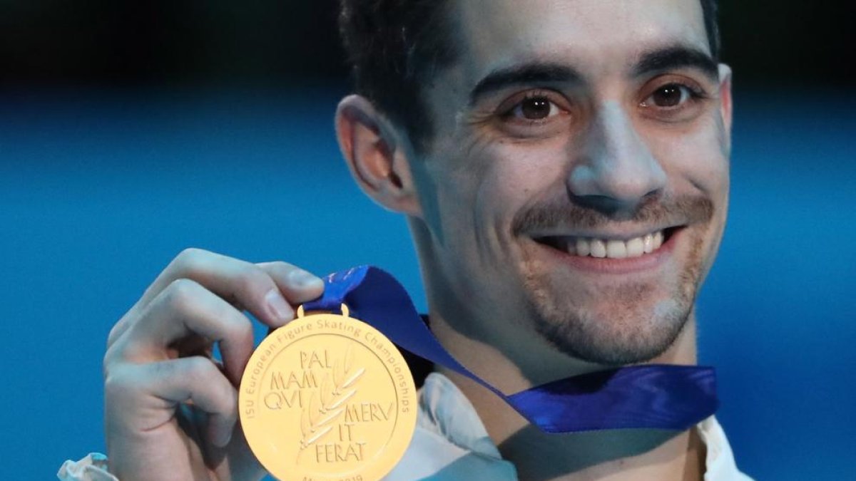 Javier Fernández, amb la medalla d’or conquerida ahir a Minsk.