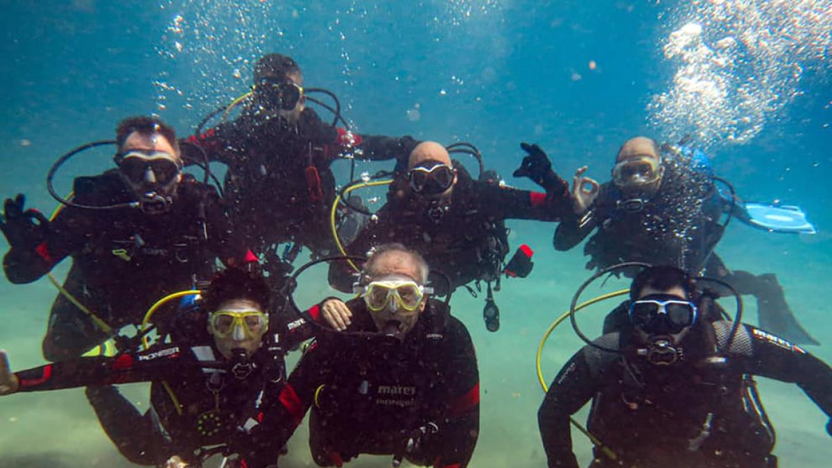 Alumnos de la escuela Subaquàtic Cervera durante una de las salidas al mar.