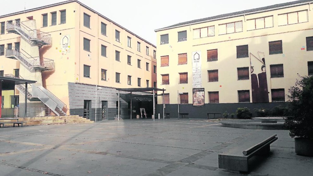 Centre Cultural Les Monges, seu provisional del grau.