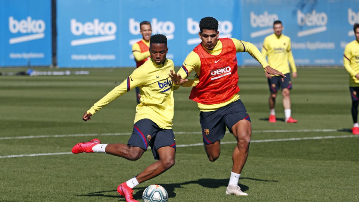 El Barça se ejercitó ayer para preparar el partido del domingo frente al Madrid.