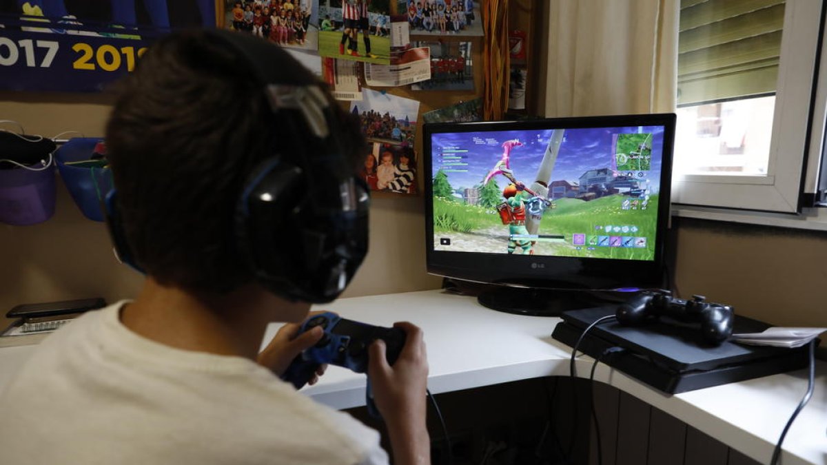 Un niño de 12 años jugando al ‘Fornite’, un videojuego gratuito que a principios de 2019 tenía 200 millones de jugadores registrados.