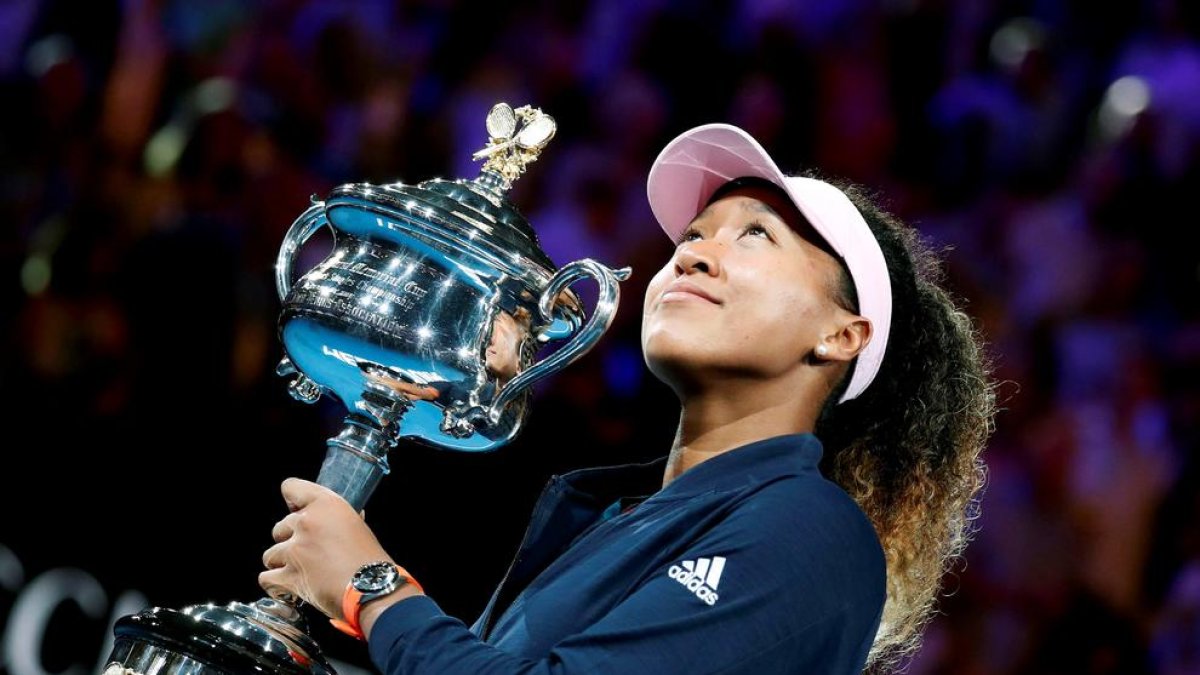 La joven japonesa Naomi Osaka levanta el trofeo conquistado en el Open de Australia.
