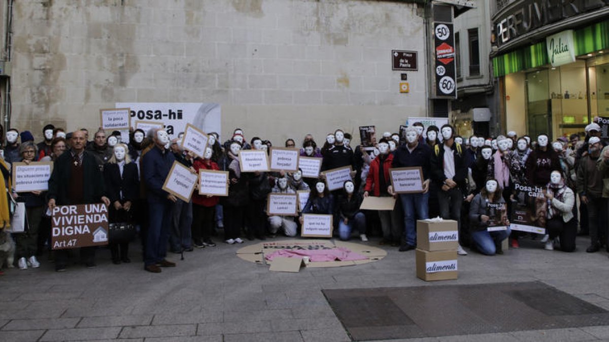 Alrededor de un centenar de personas se reunieron ayer en la plaza Paeria para participar en un ‘flashmob’ y denunciar la invisibilidad quienes viven en la calle.