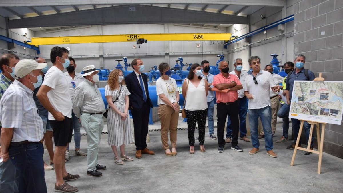 Pascual estuvo acompañada por el subdelegado en Lleida, alcaldesas y regantes en su visita.