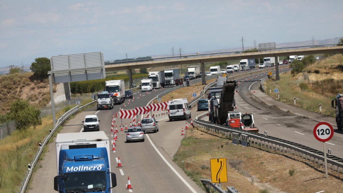 Imatge d'arxiu d'obres a l'A-2 a Lleida per reparar el ferm.