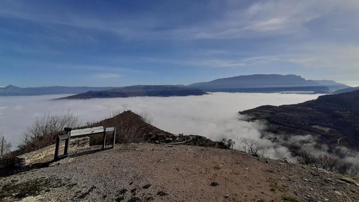 Vista de un mar de niebla este domingo desde el Castell de Mur, en el Pallars Jussà, sobre el valle del Noguera Pallaresa.