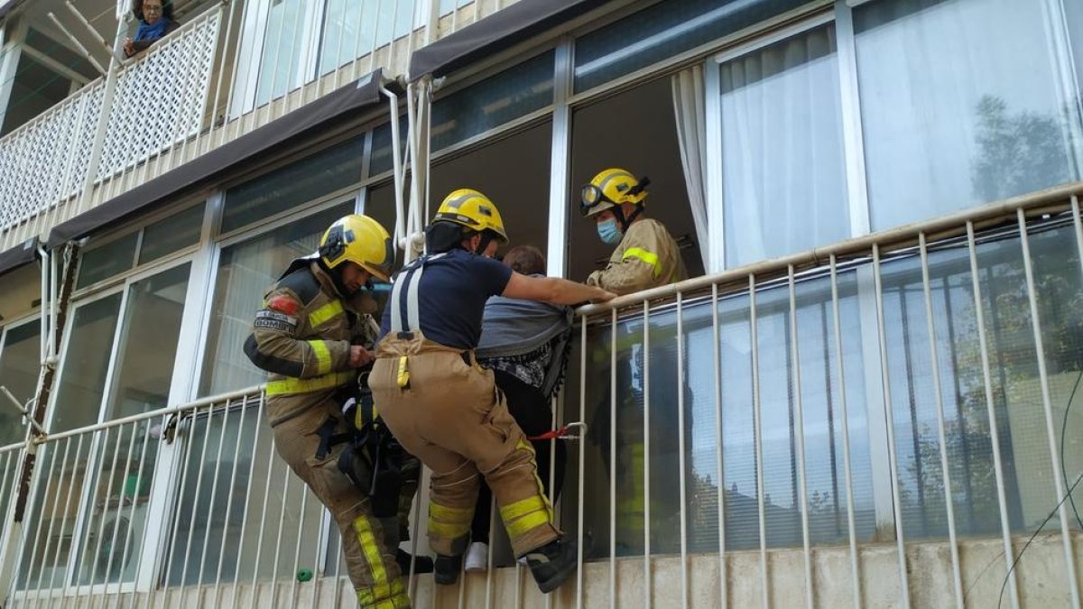 Atrapada en un balcón al querer auxiliar a su madre tras una caída